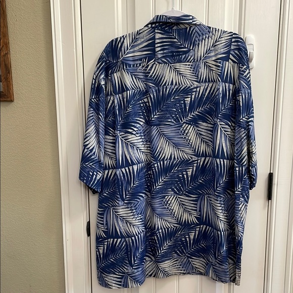 🏝️Men’s TOMMY BAHAMA SILK Blue and White Tropical Print Button Down Shirt.  XL - Picture 5 of 5